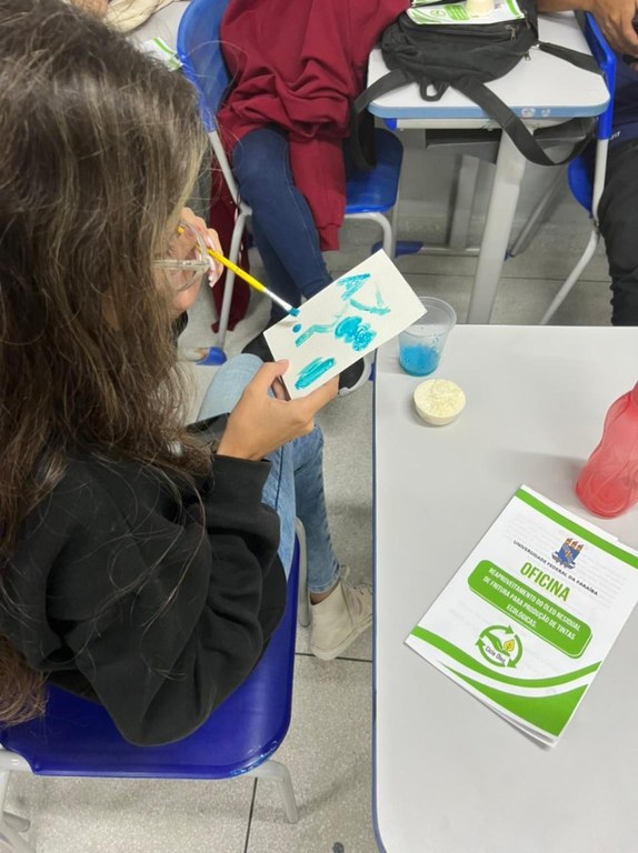 A arte que vem do óleo. Por Vitória da Silva Torres, em 14 de abril de 2023, no ECIT Luiz Gonzaga Burity. Projeto Cicla-óleo. A arte que vem do óleo. Por Vitória da Silva Torres, em 14 de abril de 2023, no ECIT Luiz Gonzaga Burity. Projeto Cicla-óleo.