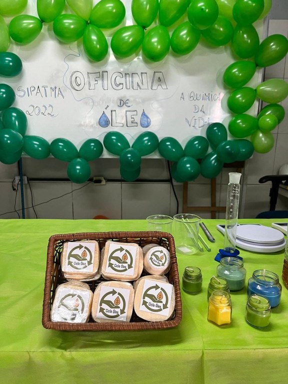 Oficina: alternativas para o óleo residual de fritura. Por Vitória da Silva Torres, em 02 de dezembro de 2022, na Elizabeth Porcelanato (Unidade 1). Projeto Cicla-óleo. Oficina: alternativas para o óleo residual de fritura. Por Vitória da Silva Torres, em 02 de dezembro de 2022, na Elizabeth Porcelanato (Unidade 1). Projeto Cicla-óleo.