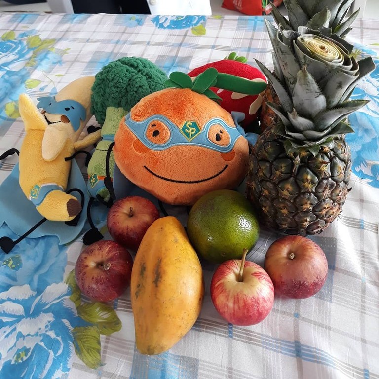 Projeto incentiva o consumo de frutas variadas e alimentação saudavel. Imagem disponível no @projetodoremefazcomer Projeto incentiva o consumo de frutas variadas e alimentação saudavel. Imagem disponível no @projetodoremefazcomer
