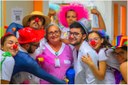 1 Enfermeiros (as) do hospital interagem com os voluntários que brincam e fazem piadas nos corredores do Hospital Universitário, levando alegria a todos, adultos e crianças. Imagem: foto post do projeto no Instagram @tiquinhodealegria