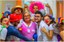 1 Enfermeiros (as) do hospital interagem com os voluntários que brincam e fazem piadas nos corredores do Hospital Universitário, levando alegria a todos, adultos e crianças. Imagem: foto post do projeto no Instagram @tiquinhodealegria