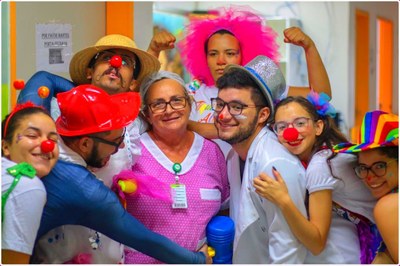 Enfermeira do hospital interagem com os voluntários que brincam e fazem piadas nos corredores do Hospital Universitário, levando alegria a todos, adultos e crianças. Imagem: foto post do projeto no Instagram @tiquinhodealegria
