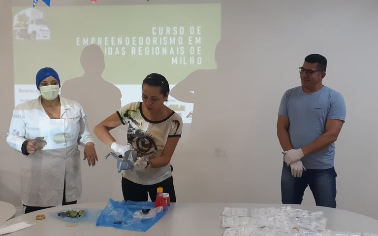 Aula de boas práticas em manipulação de alimentos durante o curso Empreendedorismo em comidas regionais de milho.Imagem cedida pela equipe (2022) Aula de boas práticas em manipulação de alimentos durante o curso Empreendedorismo em comidas regionais de milho.Imagem cedida pela equipe (2022)