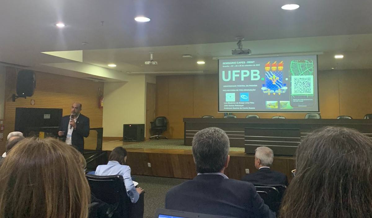 Pró-reitor de Pós-graduação da UFPB apresentando a instituição