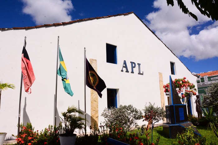 ACADEMIA PARAIBANA DE LETRAS (APL) REALIZA CURSO PARA DOCENTES DE PORTUGUÊS E LITERATURA ACADEMIA PARAIBANA DE LETRAS (APL) REALIZA CURSO PARA DOCENTES DE PORTUGUÊS E LITERATURA