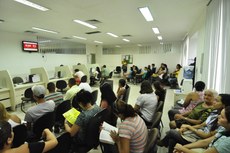 Na Paraíba, a taxa de desemprego, no terceiro trimestre, foi de 16,8%, sendo mais alta que a do Brasil (14,6%) e próxima à da região Nordeste (17,9%). Na imagem, candidatos em busca emprego no Sine de João Pessoa. Foto: Autor desconhecido/Secom-JP