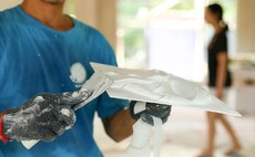 O uso de gesso na construção civil vem crescendo desde 1990. No entanto, a execução deste revestimento tem gerado um enorme volume de resíduos, já que possui alta velocidade de endurecimento. Foto: Autor desconhecido